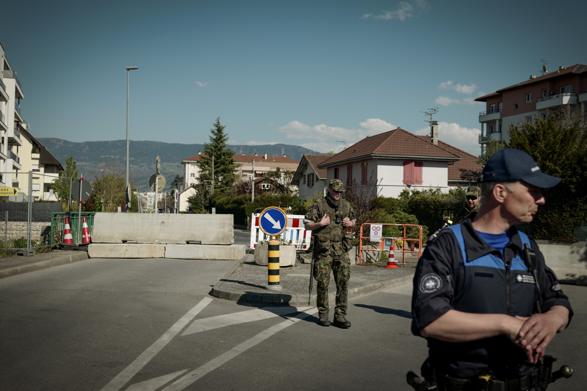 Poste frontière de Pierre-à-Bochet à Genève fermé, surveillé par des gardes-frontière et militaires avec barrières béton, avril 2020. Poste frontière de Pierre-à-Bochet à Genève fermé, surveillé par des gardes-frontière et militaires avec barrières béton, avril 2020.