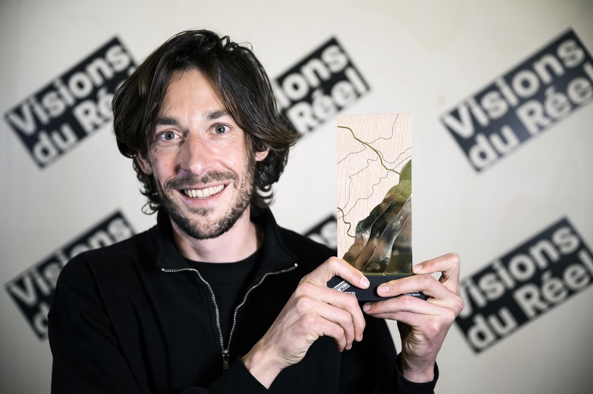 Le réalisateur Tizian Büchi pose avec son prix décerné lors de la cérémonie de clôture de la 53e édition du Festival Visions du Réel à Nyon samedi 16 avril.