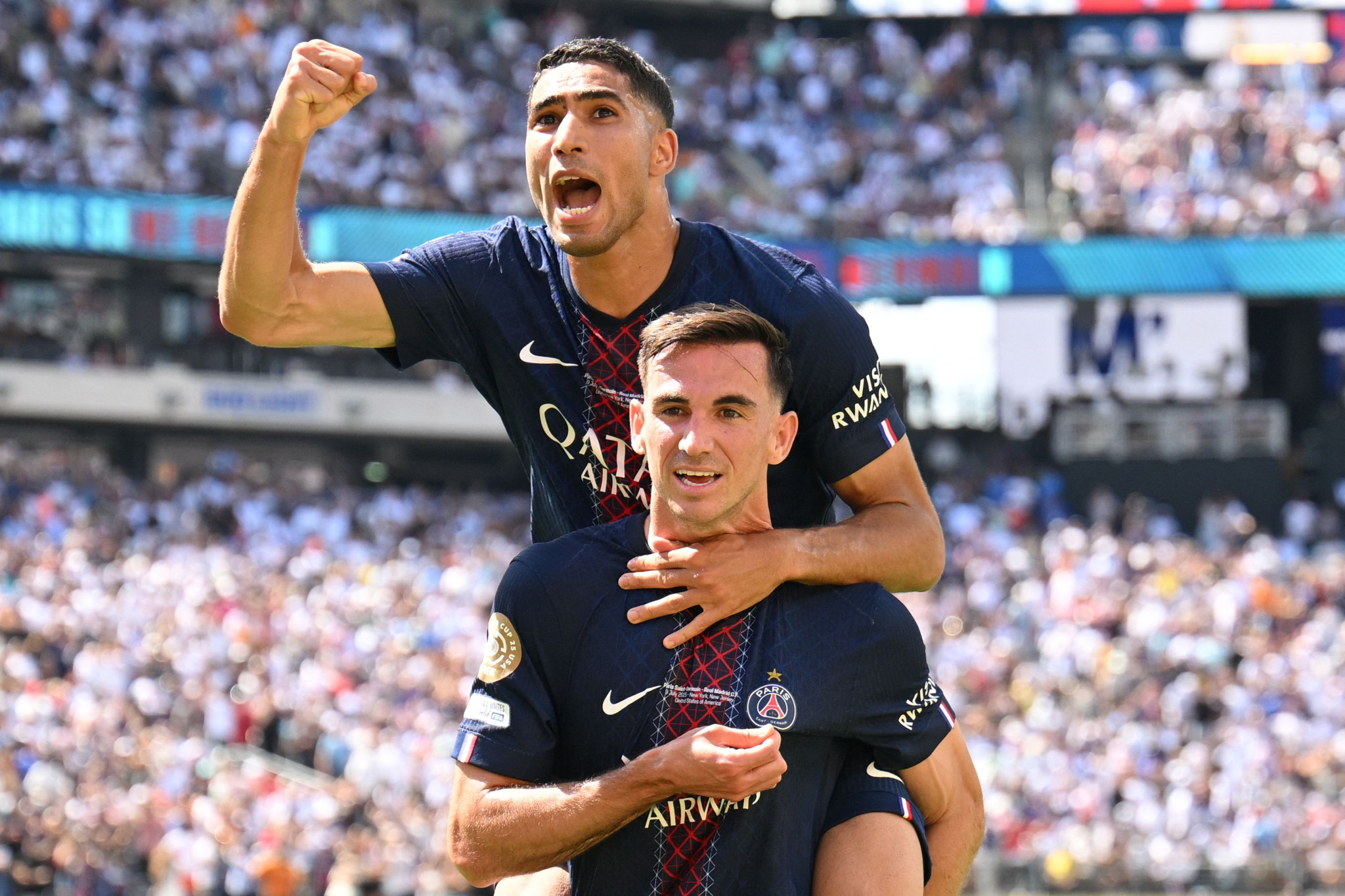 Fabian Ruiz von Paris Saint-Germain feiert sein Tor mit Achraf Hakimi während des FIFA Klub-WM-Halbfinals 2025 gegen Real Madrid im MetLife-Stadion.