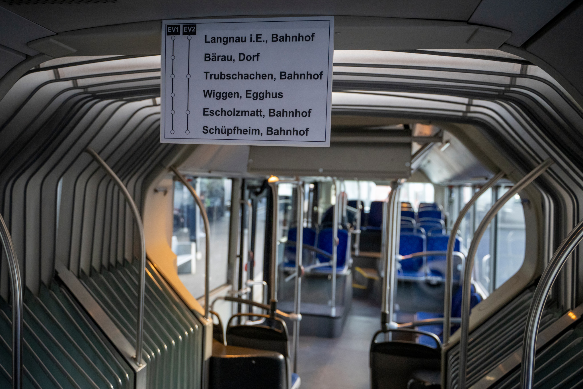 Innenraum eines Busses auf der Strecke von Langnau nach Schüpfheim. Ein Schild zeigt die Haltestellen: Langnau, Trubschachen, Escholzmatt, Wiggen, Schüpfheim. Foto Marcel Bieri.
