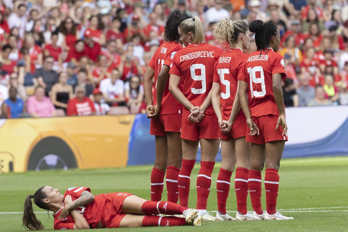 Puma équipe les sélcetion nationales suisses masculine et féminine (ici un échange entre Ana-Maria Crnogorcevic, No 9, et Ramona Bachmann, au sol). 