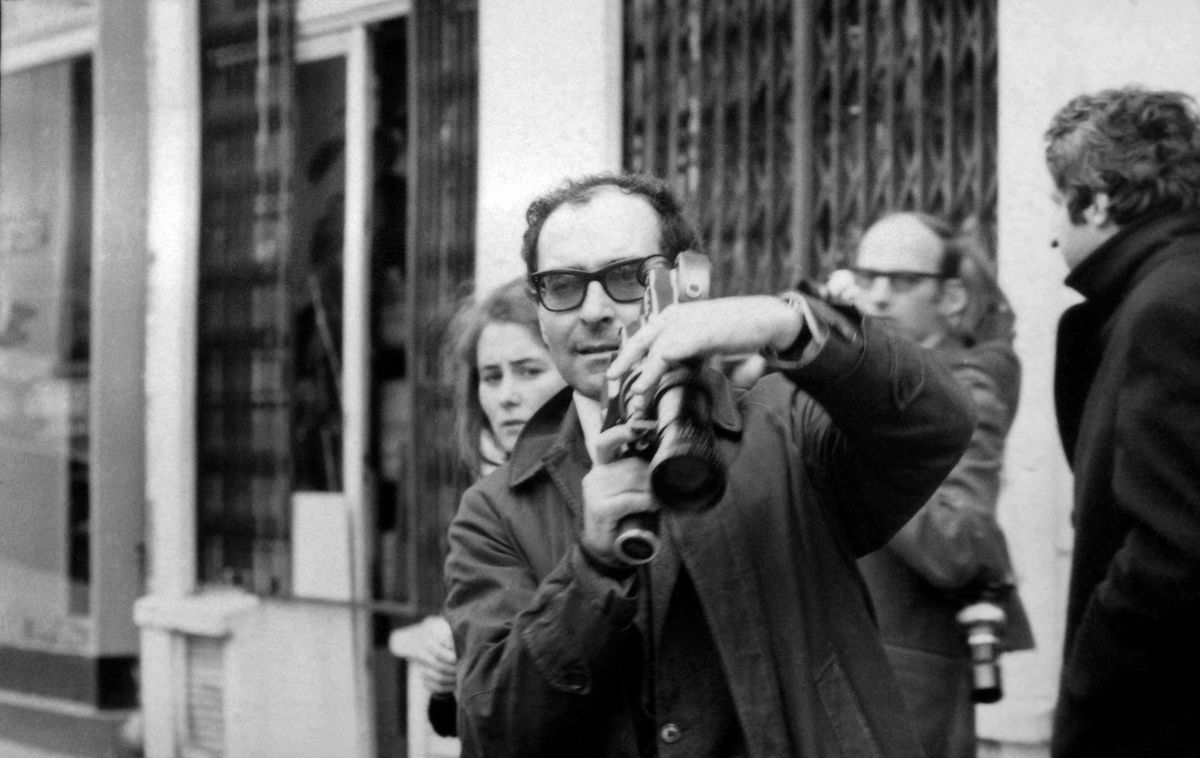 Jean-Luc Godard filme une manifestation à Paris, le 6 mai 1968.