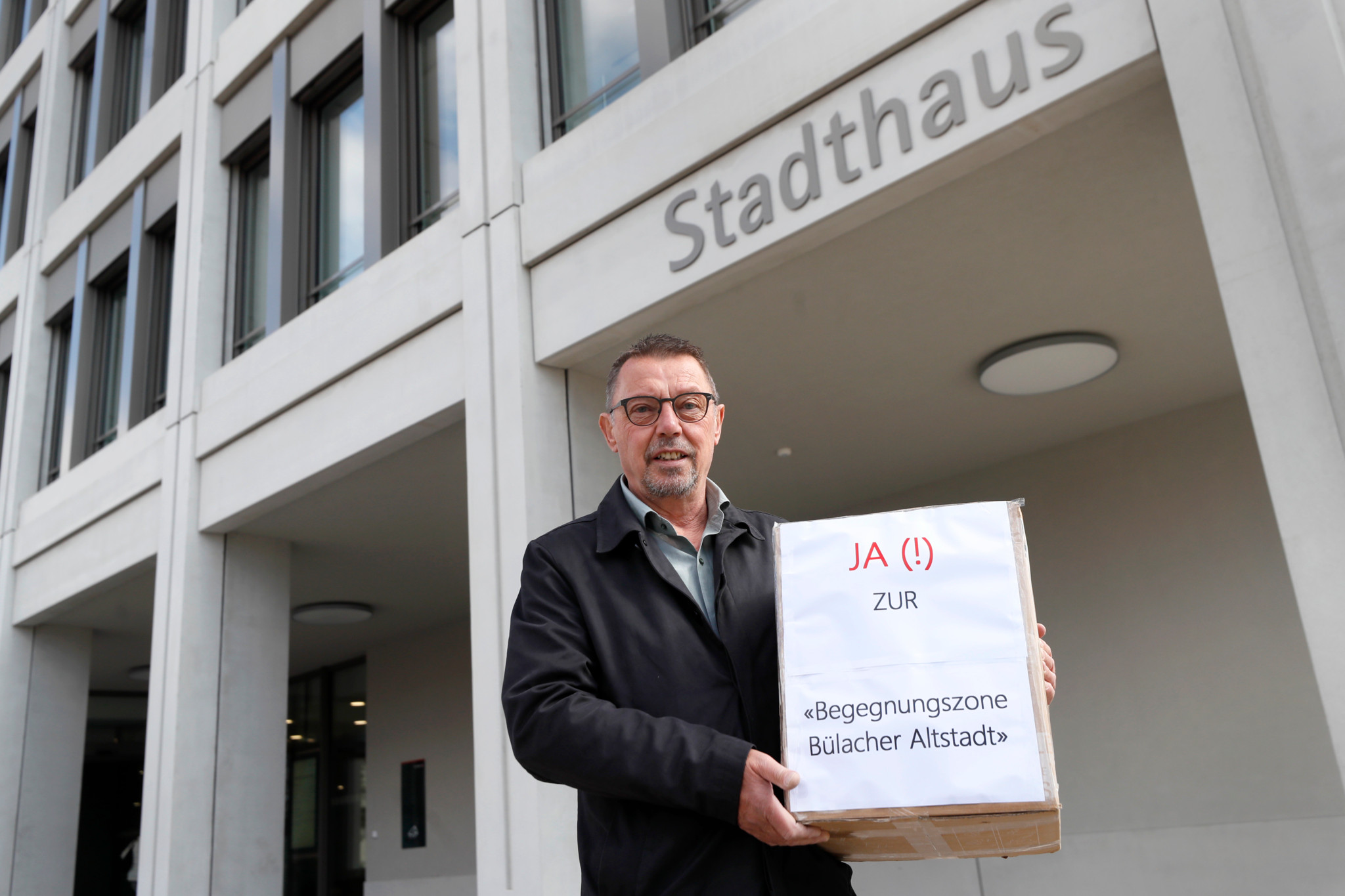 Initiant André Buergi mit Kartonkiste "Begegnungszone Buelacher Altstadt / Autofreie Altstadt", Stadthalle, Buelach ZH