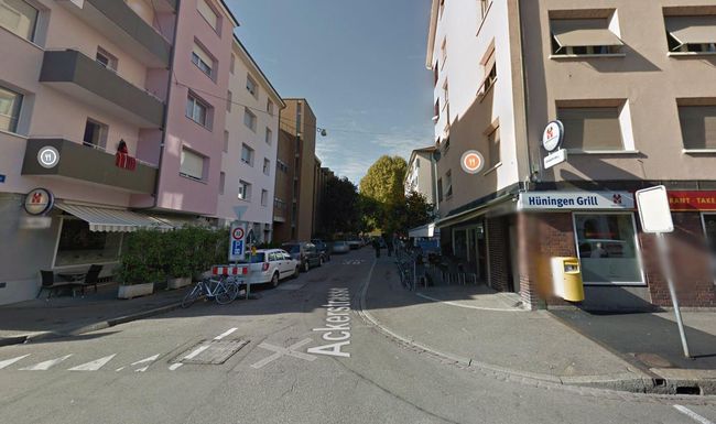 Ein Restaurant in der Ackerstrasse in Basel wurde am Montag von zwei bewaffneten Männern überfallen. Sie fesselten den Wirt und entkamen mit Bargeld.
