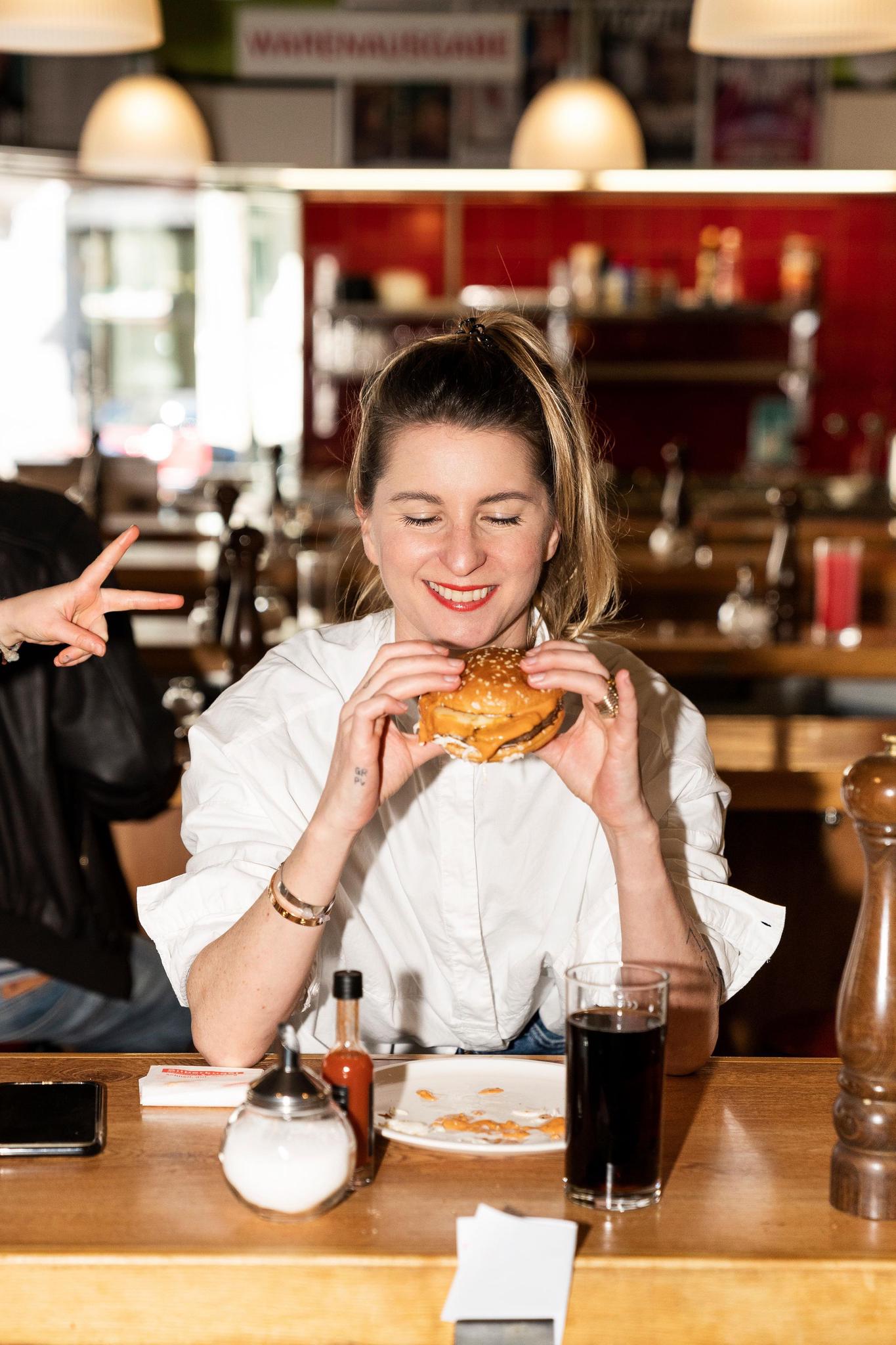 Michèle Roten in ihrem liebsten Burgerladen Silberkugel am Bleicherweg.