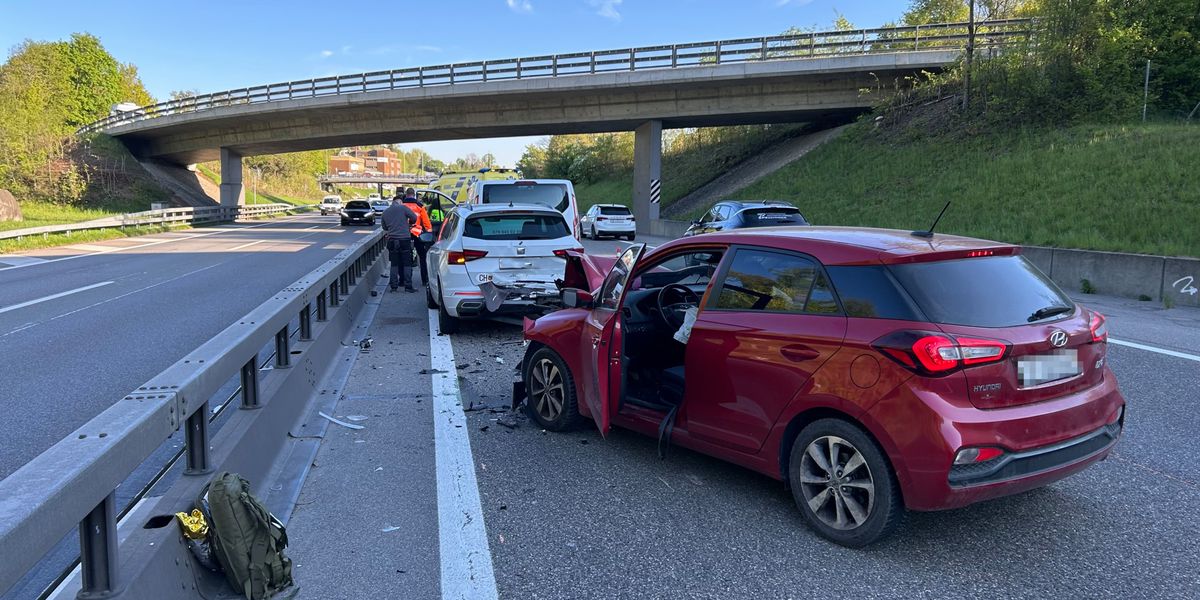 Traffic Accident on A6 Near Muri bei Bern Involves Delivery Van and Two Cars