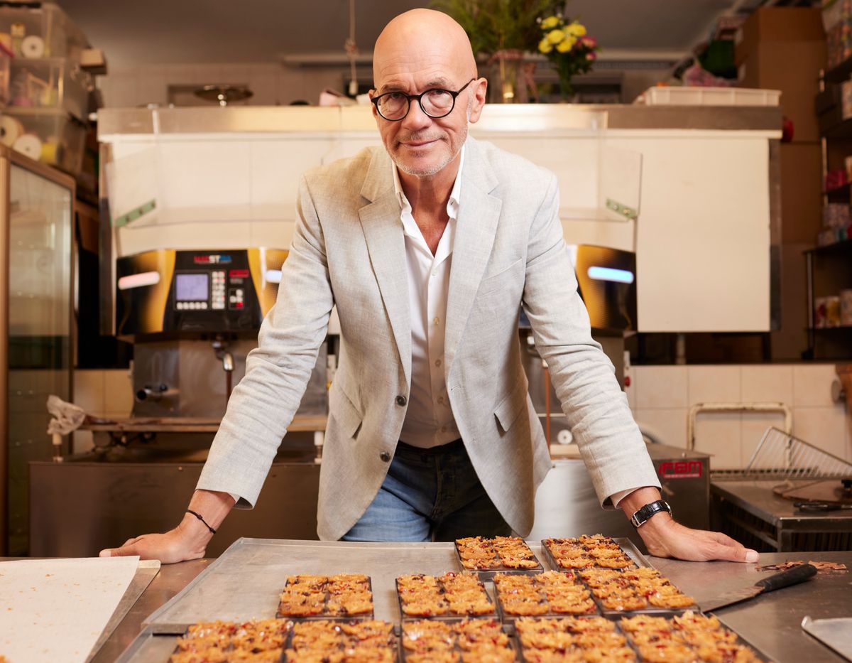 Lausanne, le 27 septembre 2023. Le journaliste, spécialiste de la Formule 1, Luc Demanjoz dans sa chocolaterie pâtisserie Wuthrich. Il a racheté dernièrement avec son épouse cette enseigne célèbre pour ses chocolats Giscards.    Photo Yvain Genevay / Le Matin Dimanche