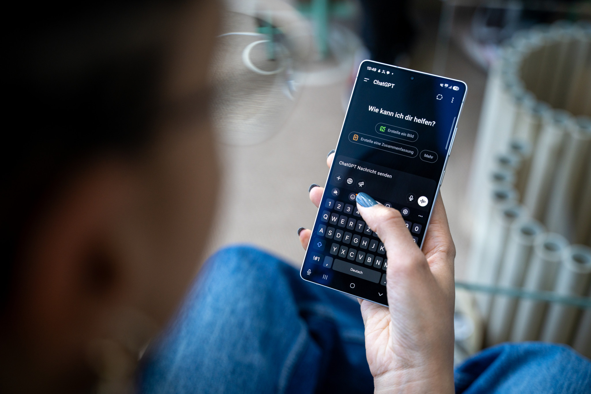 Eine Person interagiert mit dem KI-Modell ChatGPT auf einem Smartphone-Bildschirm.