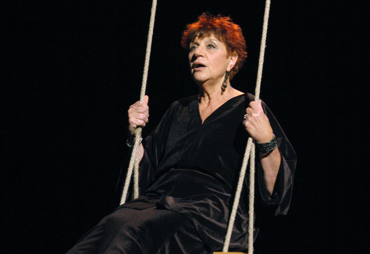 En 2003, Anne Sylvestre chantait en se balançant, et réciproquement, à l’Auditorium Saint-Germain, à Paris. Elle avait percé dans cette ville à la fin des années 1950 et conquis un public fidèle.