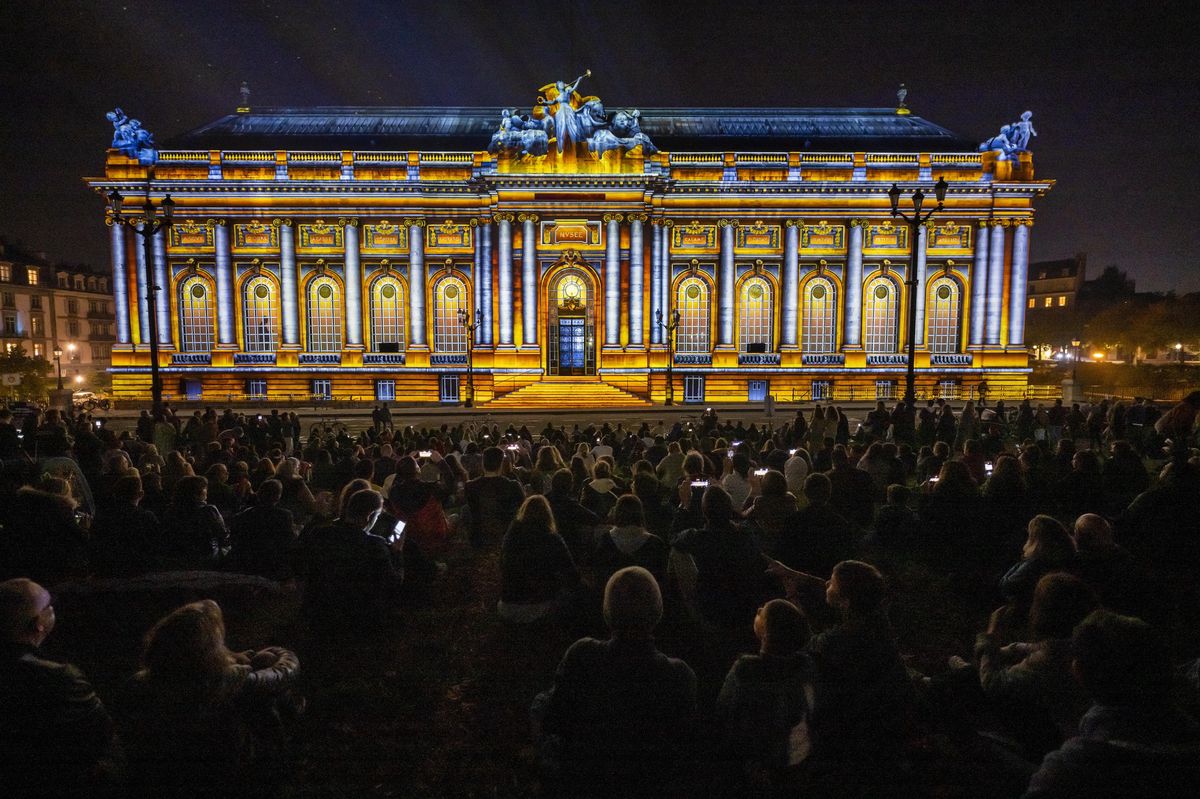 Le spectacle d’illuminations intitulé «Autour des cinq éléments fondamentaux» projeté cet automne sur la façade du MAH.
