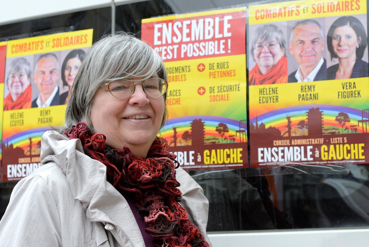 Helene Ecuyer, candidate du parti Ensemble à Gauche pour le Conseil administratif de Genève, posant devant des affiches de campagne avec d’autres candidats, le 11 avril 2015.
