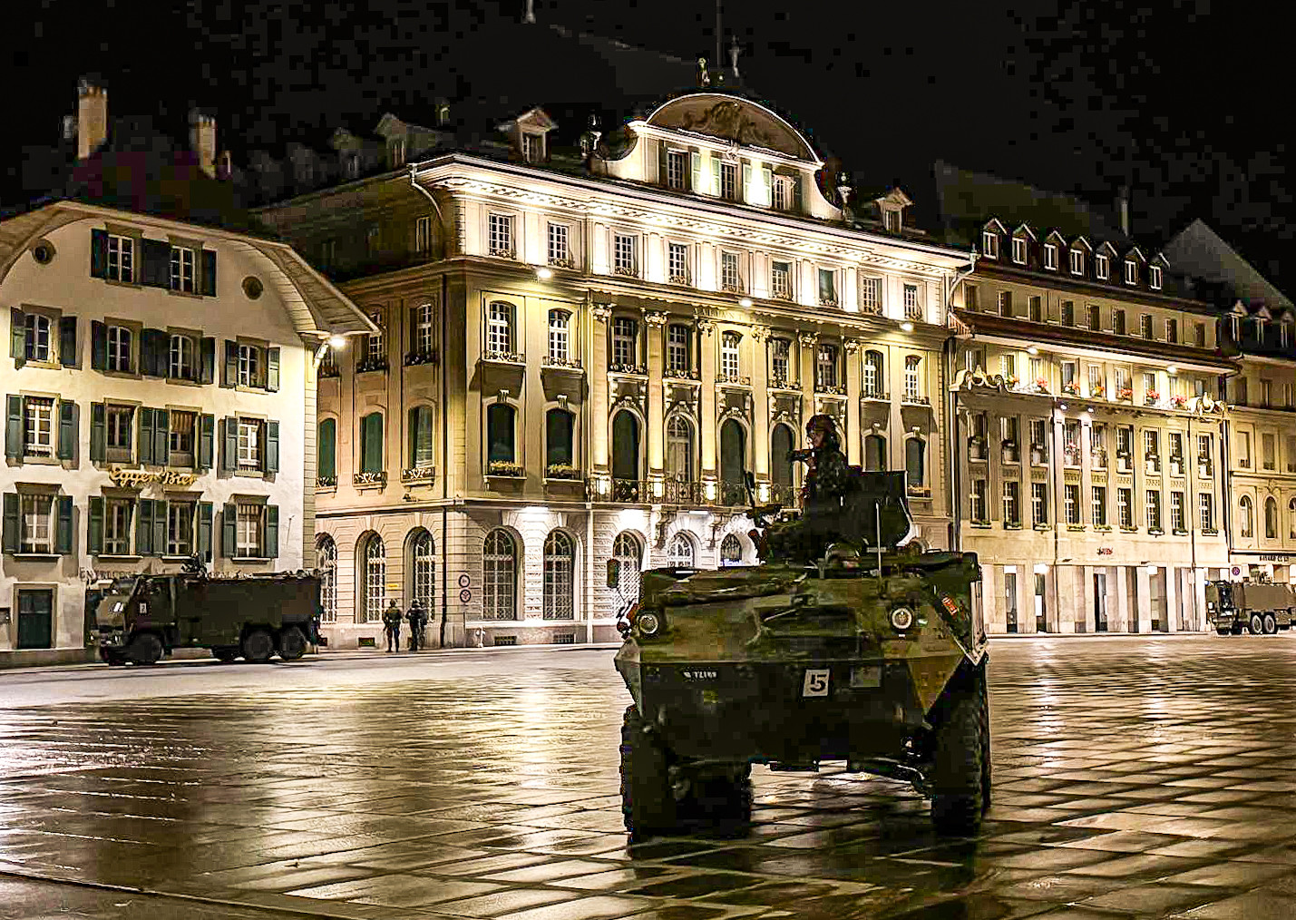 Exercice militaire à Berne: Des chars envahissent la place Fédérale de Berne en pleine nuit