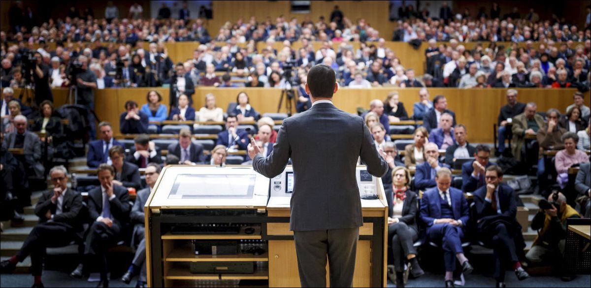 Le conseiller d'Etat PLR, mardi 15 janvier au soir, face à l'assemblée générale de son parti.