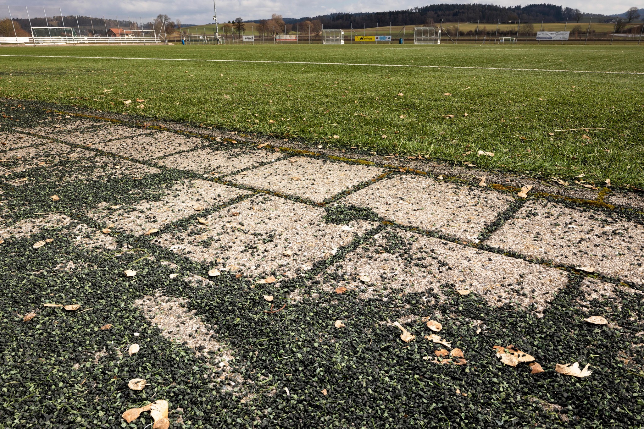 2009 verlegt und damit der älteste Kunstrasen der Stadt: Beim Fussballplatz Hegmatten in Oberwinterthur musste seither schon fast 20 Tonnen Granulat nachgefüllt werden. 
Foto: Roger Hofstetter