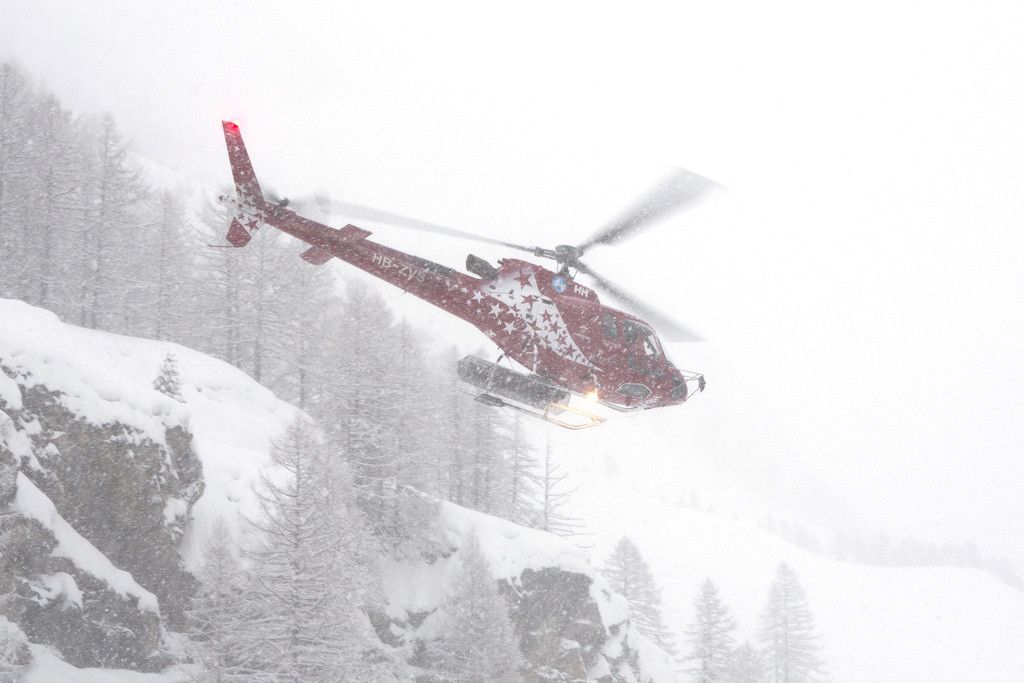 A helicopter operates an airlift to Taesch, at heliport Zermatt, in Zermatt, Switzerland, on Sunday, January 21, 2018. Due to heavy snowfall, Zermatt can only be reached by air. Swiss authorities have closed roads and train service into the town of Zermatt amid a heightened risk of avalanches. (KEYSTONE/Philippe Mooser)