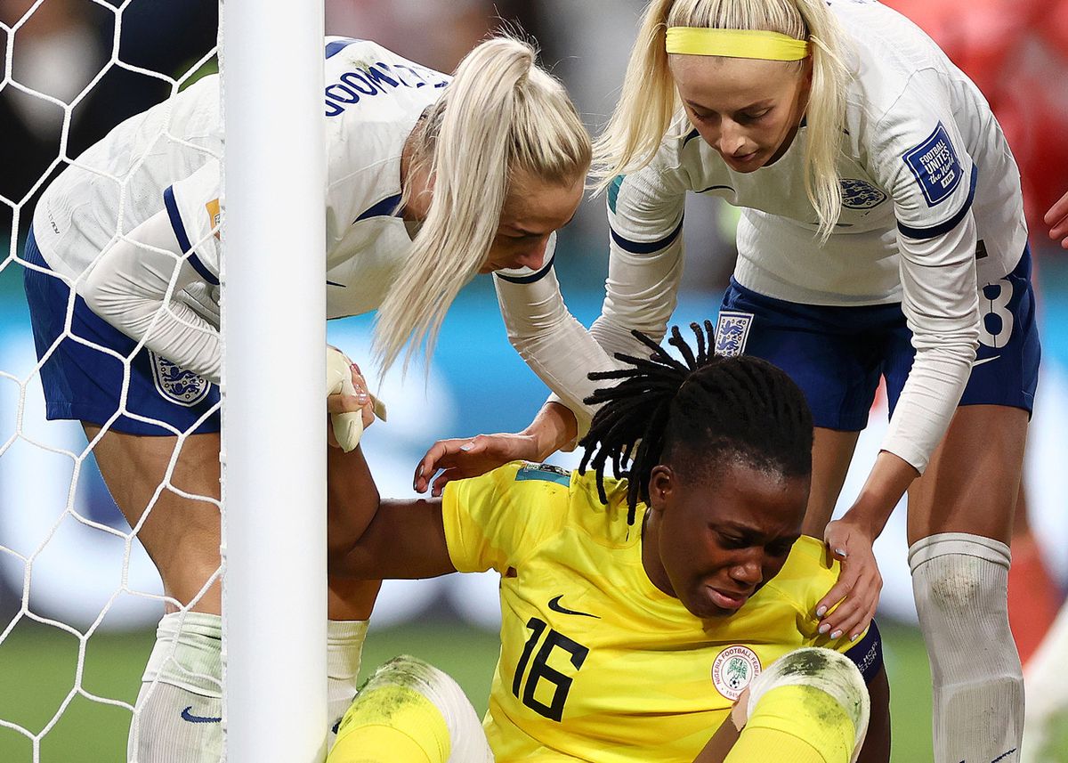 Durant le Mondial de football féminin, comme ici lors du match Angleterre-Nigeria, les moments de solidarité entre joueuses nous ont donné une leçon de sportivité.