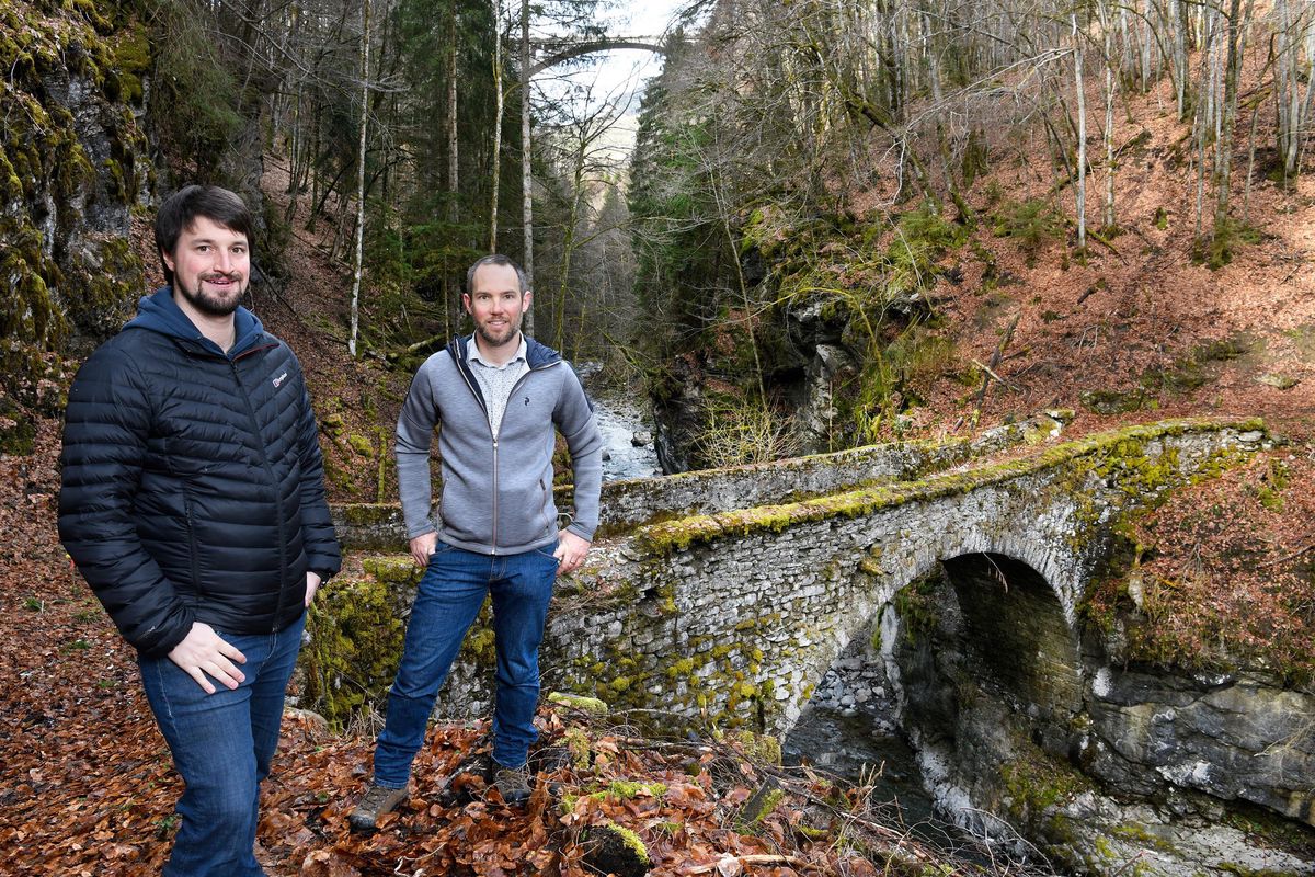 Au sein de l’Association des amis du pont des Planches, Loïc Fischer (à g.) et Armand Lugrin ont œuvré à la rénovation de la passerelle construite en 1778 pour enjamber la Grande Eau. Les travaux débuteront ce printemps pour une durée de six mois.