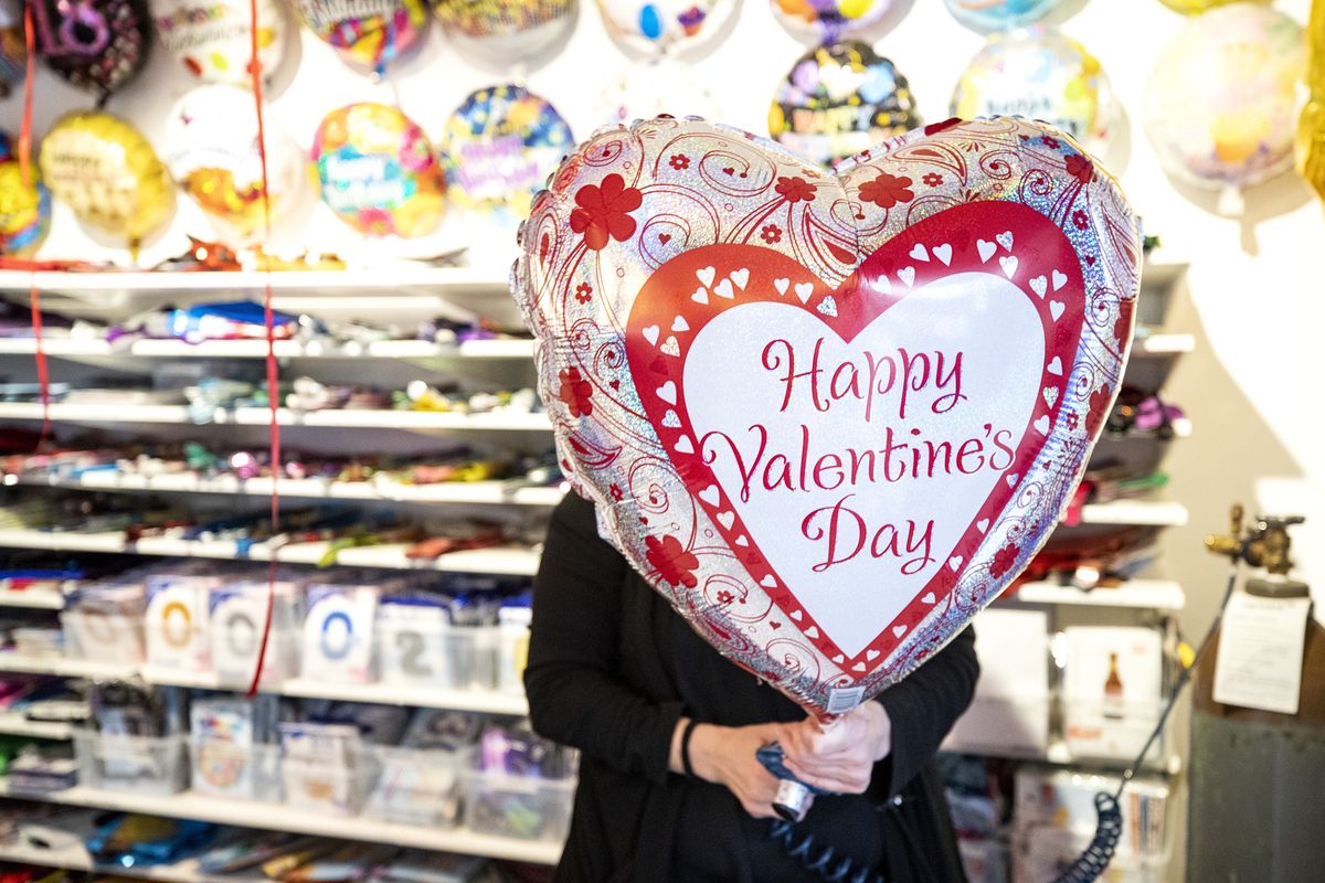 Evi macht Valentinstag-Ballons bereit, am Freitag, 12. Februar 2021, bei Ballon-Express in Zuerich. (KEYSTONE/Alexandra Wey)