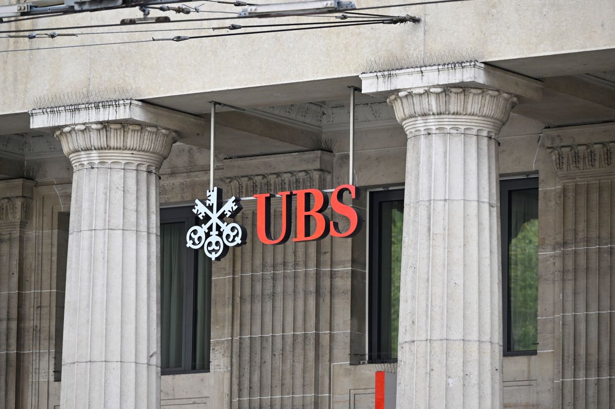 Façade du bâtiment UBS à Lausanne avec colonnes de style classique, qui sera bientôt en travaux. Au fond, la coupole du bâtiment Crédit Suisse. Photo: Patrick Martin / 24Heures.