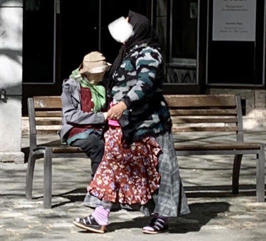 Alors qu'elle était assis sur un banc à quelques centimètres d'une dame âgée, à qui elle a demandé de l'argent, une rom a déguerpi dès qu'elle s'est sentie observée..
