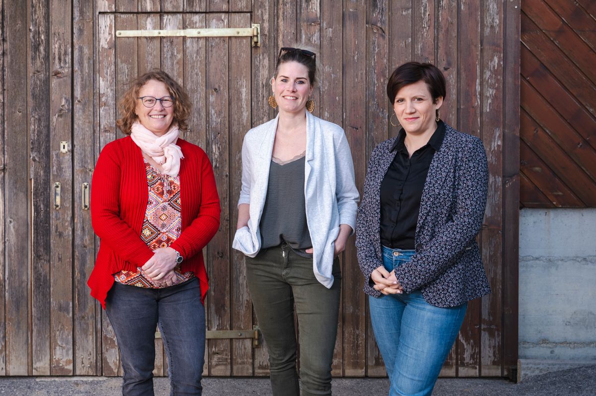 Lussy-sur-Morges, le lundi 25 mars 2024. Le comité de l'association des Anciennes Marcelines (= élèves de l'école ménagère de Morges) démissionnera en bloc lors de leur prochaine AG. Cela marquera très probablement la dissolution de cette association qui fête ses 100 ans en 2024. En bleu Elsa Magnenat, en rouge Laurence Cretegny, agricultrice et vice présidente de l'association, et Chantal Tétaz (jaquette grise), présidente de l'association et agricultrice. (Marie-Lou Dumauthioz/24heures) 