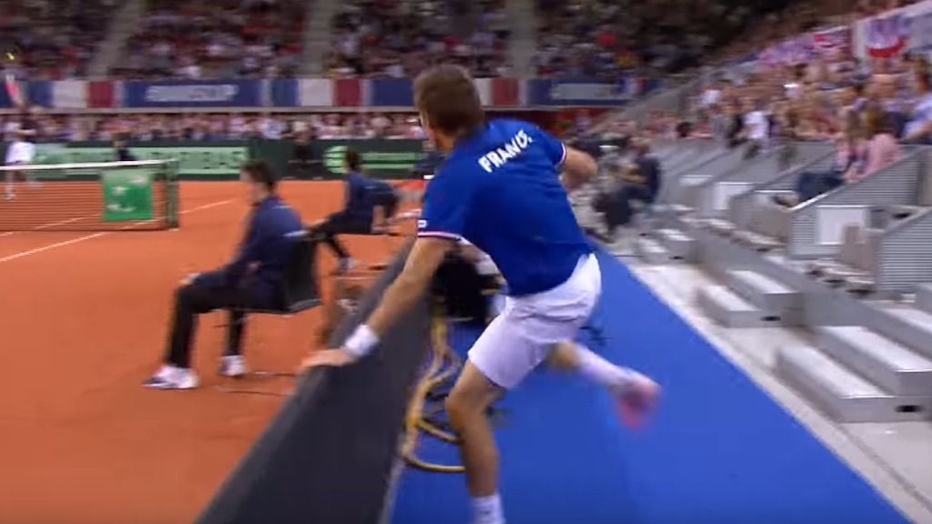 Tennisspieler schlägt Ball ausserhalb des Courts | Tages-Anzeiger