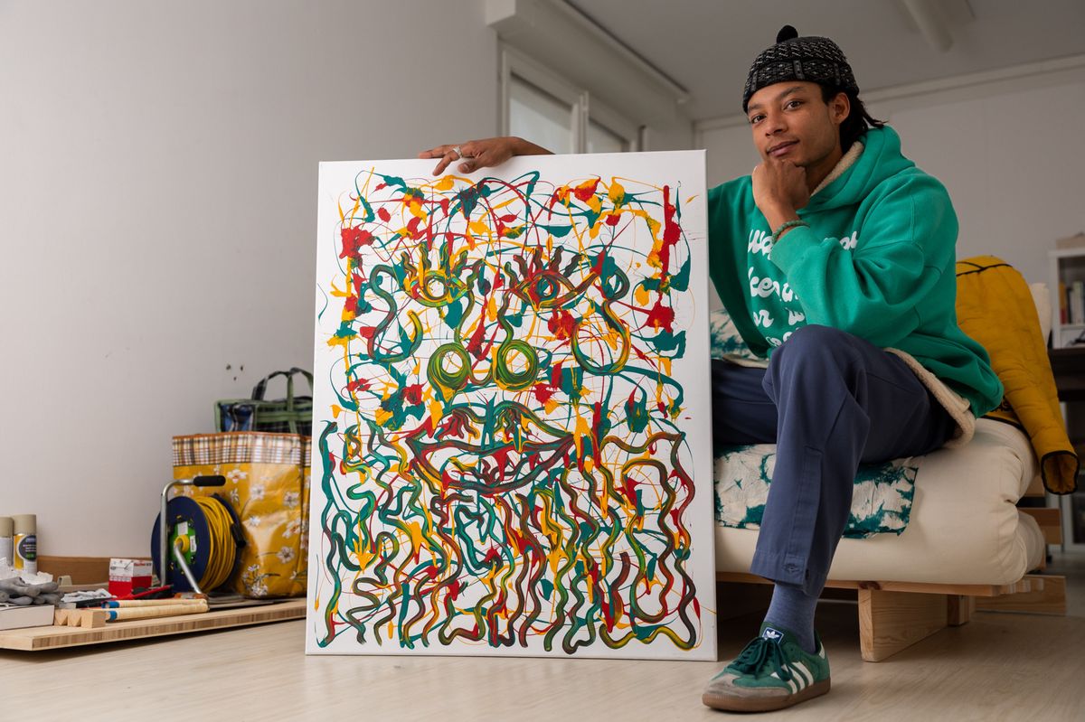 Portrait de l'artiste Josua Carvalho avec une de ses oeuvres dans son atelier, le jeudi 21 decembre 2023, a Geneve (Bastien Gallay / Tamedia)