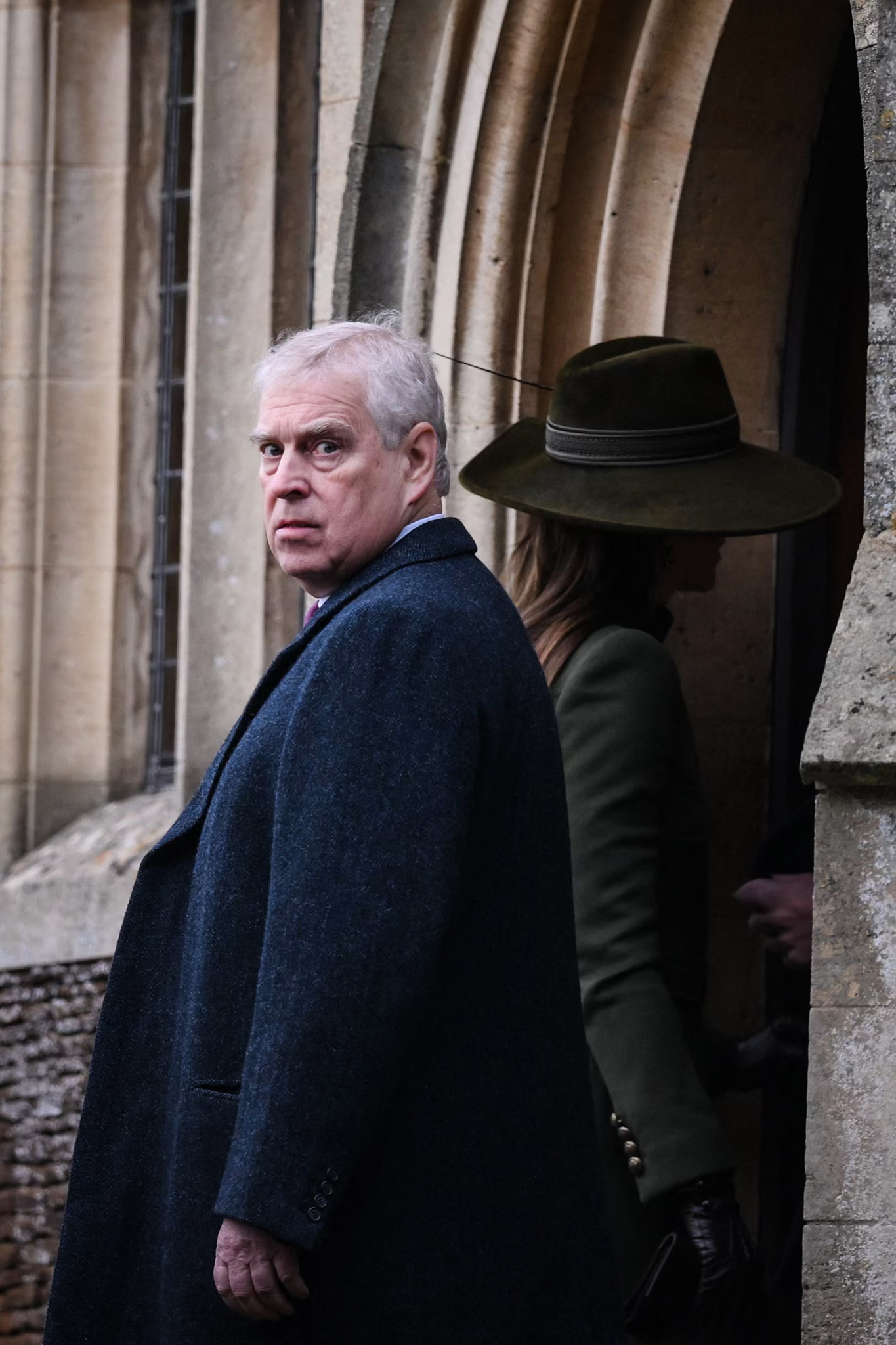 Verbindungen zu Jeffrey Epstein: Was wusste der Buckingham Palast? Und wann? – Andrew stürzt Royals in Vertrauenskrise
