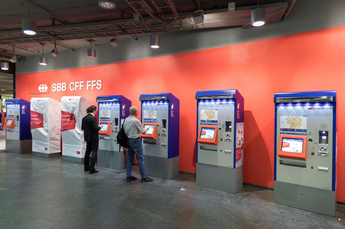 Deux clients à la gare de Berne, en avril 2018. Les jours des automates à billets semblent comptés.