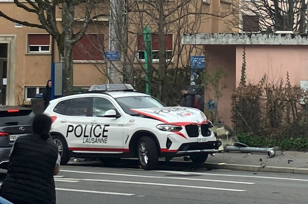 Une voiture de police accidentée à Lausanne.