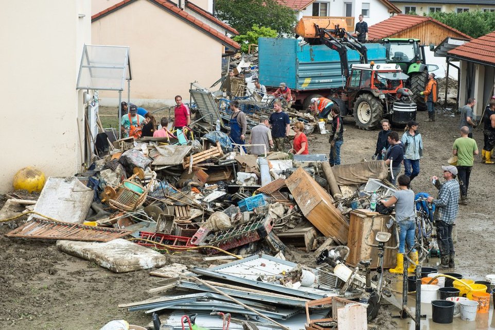 In den Überschwemmungsgebieten Niederbayerns arbeiten Hunderte Einsatzkräfte und freiwillige Helfer, Und immer mehr wollen helfen. Helfer, die noch auf dem Weg seien, sollten umkehren, appellierten die Behörden.( 4. Juni 2016)