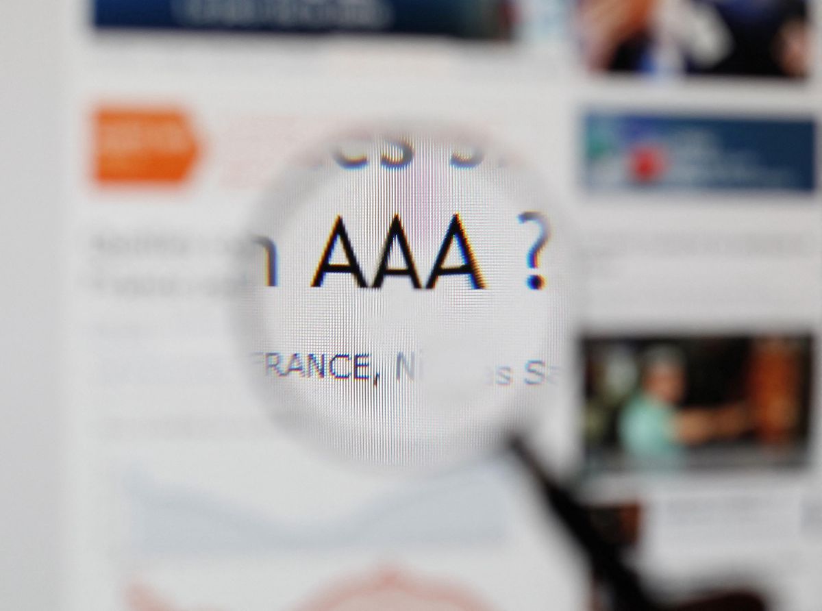 Gros plan d’un site web avec les lettres ’AAA’ soulignant les craintes de la perte de la notation triple-A de la France en 2011.