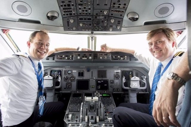 Le roi, à droite, dans la cabine de pilotage de son avion à l'aéroport d'Amsterdam.