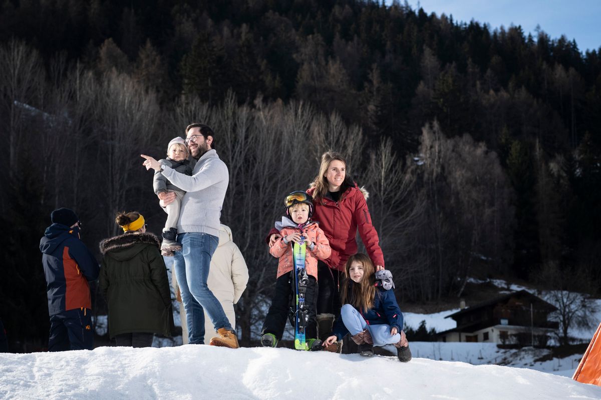 Reportage réalisé pour ‘’le matin dimanche’’ à propos des familles en vacance d’hiver à la montagne, le climat impact sur leurs activités saisonnière. Sur l’image, Charline Juriens et Marc Vienet ainsi que leurs enfants : Nora, Illian et Lois. (©Louis Dasselborne)