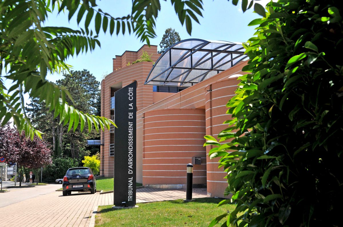 Entrée du Tribunal d'arrondissement de la Côte à Nyon, photographiée le 11 juin 2009, avec des arbres et des buissons entourant le bâtiment en brique.
