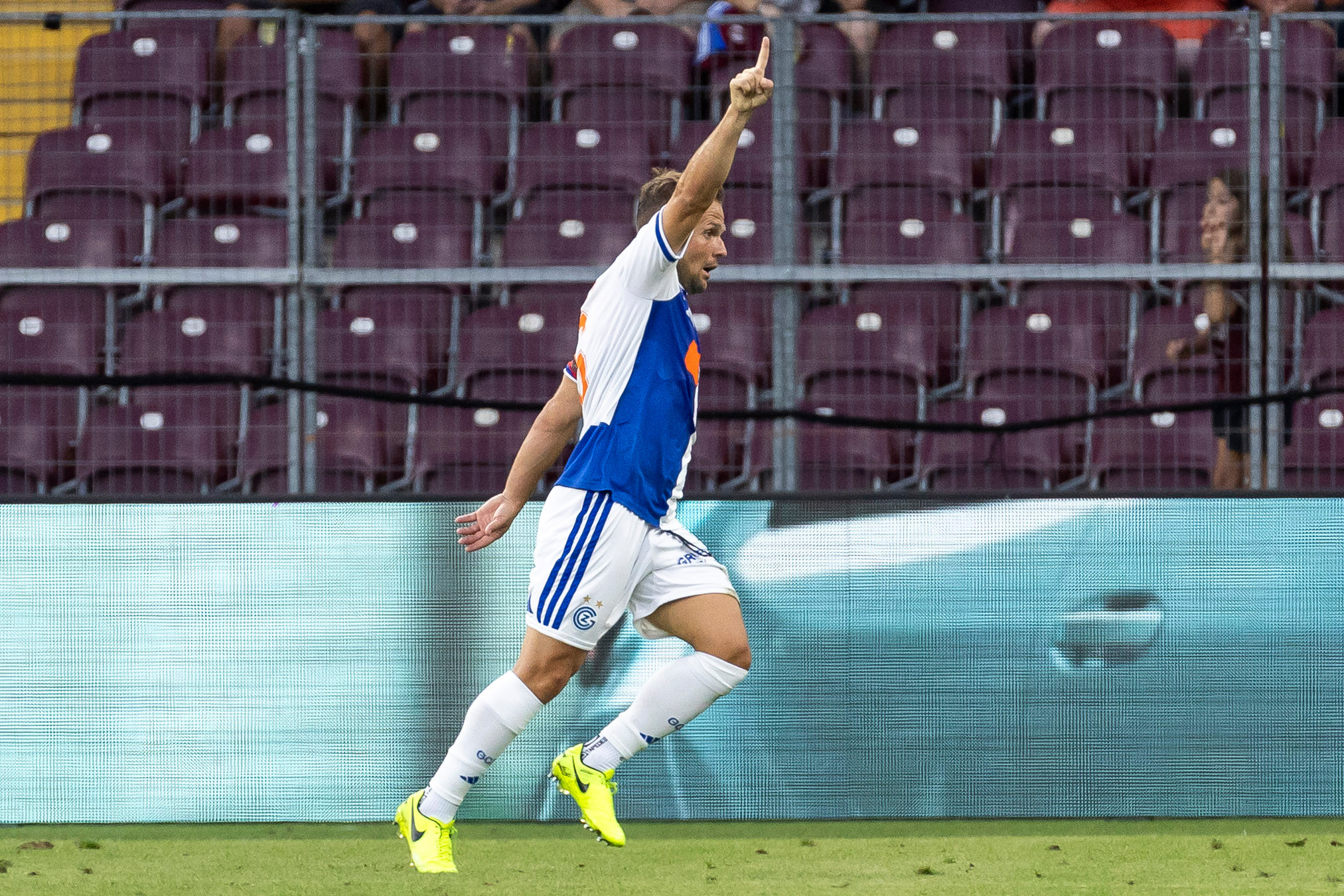 Amir Abrashi (GC) jubelt mit erhobenem Finger nach seinem Tor zum 0:1 gegen Servette FC in der Super League.