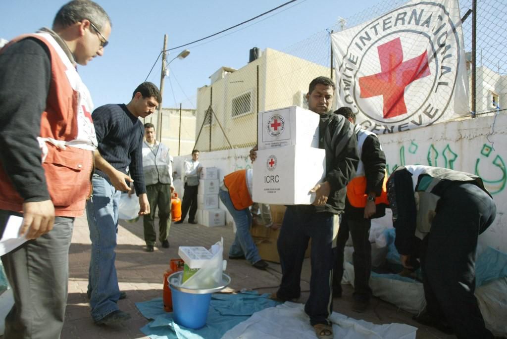 Des travailleurs palestiniens du CICR trient des aides pour les familles sans abri à Rafah, dans la Bande de Gaza, le 25 décembre 2003.