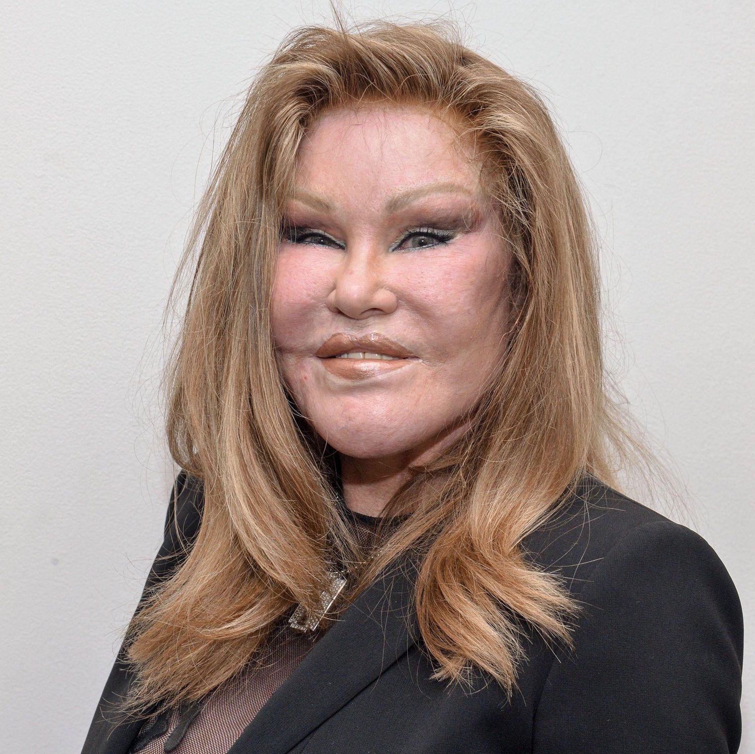 Portrait de Jocelyne Wildenstein lors d’une exposition à New York en 2015, connue pour ses chirurgies esthétiques.