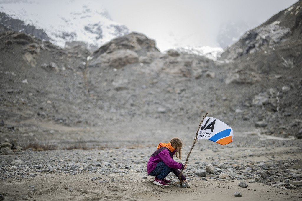 Aktion von Unterstuetzern des "Ja Komitee zum Klimaschutz-Gesetz" am Samstag, 20. Mai 2023, im Val Morteratsch in Pontresina. Die Gletscherzeremonie "Good-bye Morteratschgletscher" am Fusse des Morteratschgletschers soll ein Zeichen setzen fuer die Abstimmung zum Klimaschutzgesetz am 18. Juni 2023. (KEYSTONE/Gian Ehrenzeller) Action of supporters of the "Yes Committee to the Climate Protection Law" on Saturday, May 20, 2023, in Val Morteratsch in Pontresina, Switzerland. The glacier ceremony "Good-bye Morteratsch Glacier" at the foot of the Morteratsch Glacier is, according to the organizer, intended to send a signal for the vote on the climate protection law on June 18, 2023. (KEYSTONE/Gian Ehrenzeller)