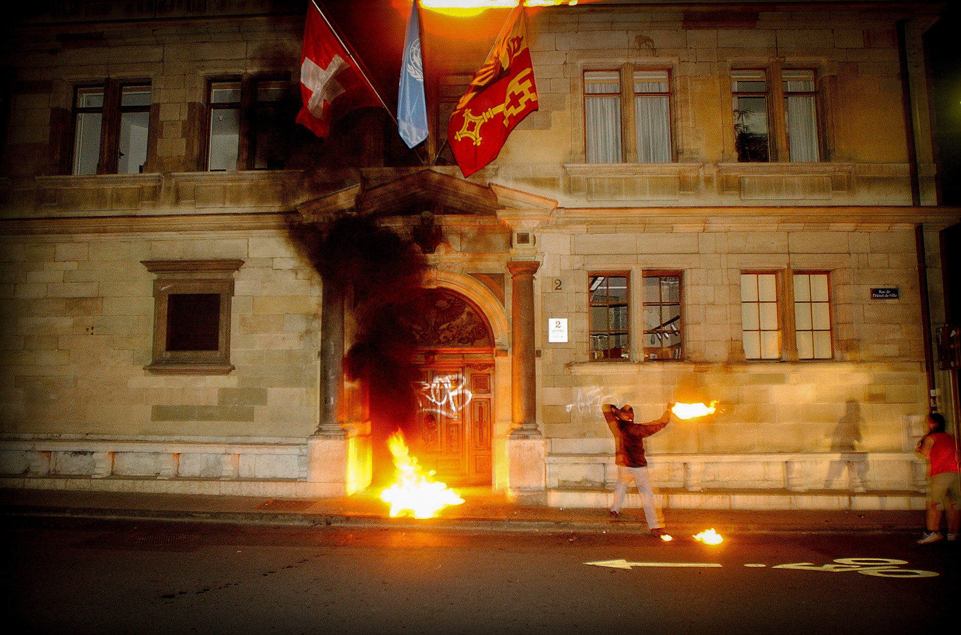 Genève, le 31 mai 2003. Samedi soir, manifestation surprise contre le sommet du G8 à Évian. Des casseurs jettent des cocktails Molotov sur l’Hôtel-de-Ville, en vieille-ville. 