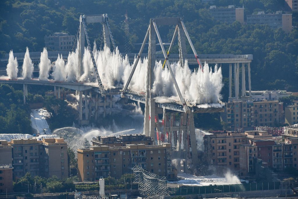 Pont de Gênes: les deux piles restantes détruites