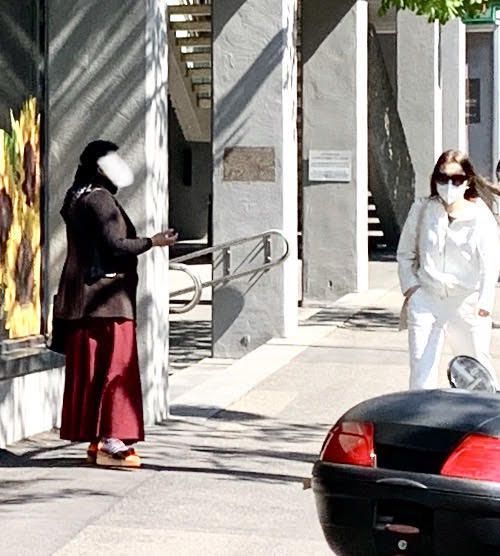 Une jeune femme non francophone abordait des passants sur le boulevard de Grancy, à Lausanne, la semaine passée.