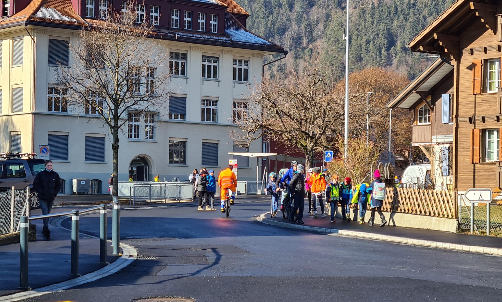 Die Schule ist aus: Schüler auf dem Heimweg vom Steindler Schulhaus Unterseen.