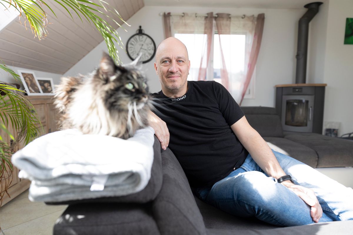 Patrick Fasoletti et son chat, Chagal qu’il a «trouvé» dans son appartement à son retour du CHUV en octobre dernier.