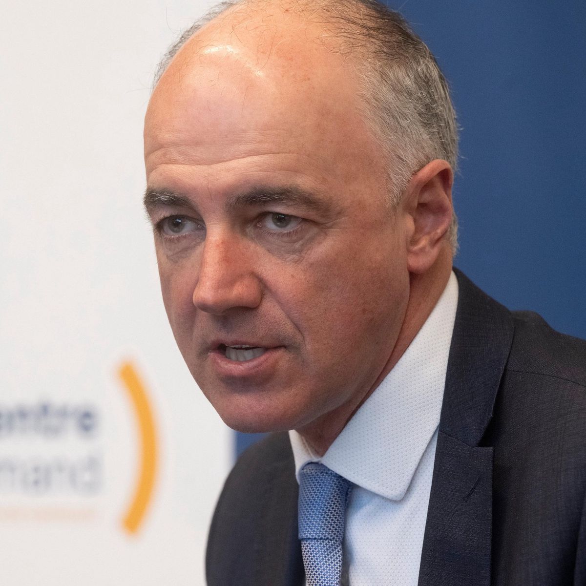 Christophe Darbellay annonçant à Charrat le 2 février 2025 qu’il ne sera pas candidat au Conseil Fédéral, devant un panneau marqué ’Le Centre Valais romand’.