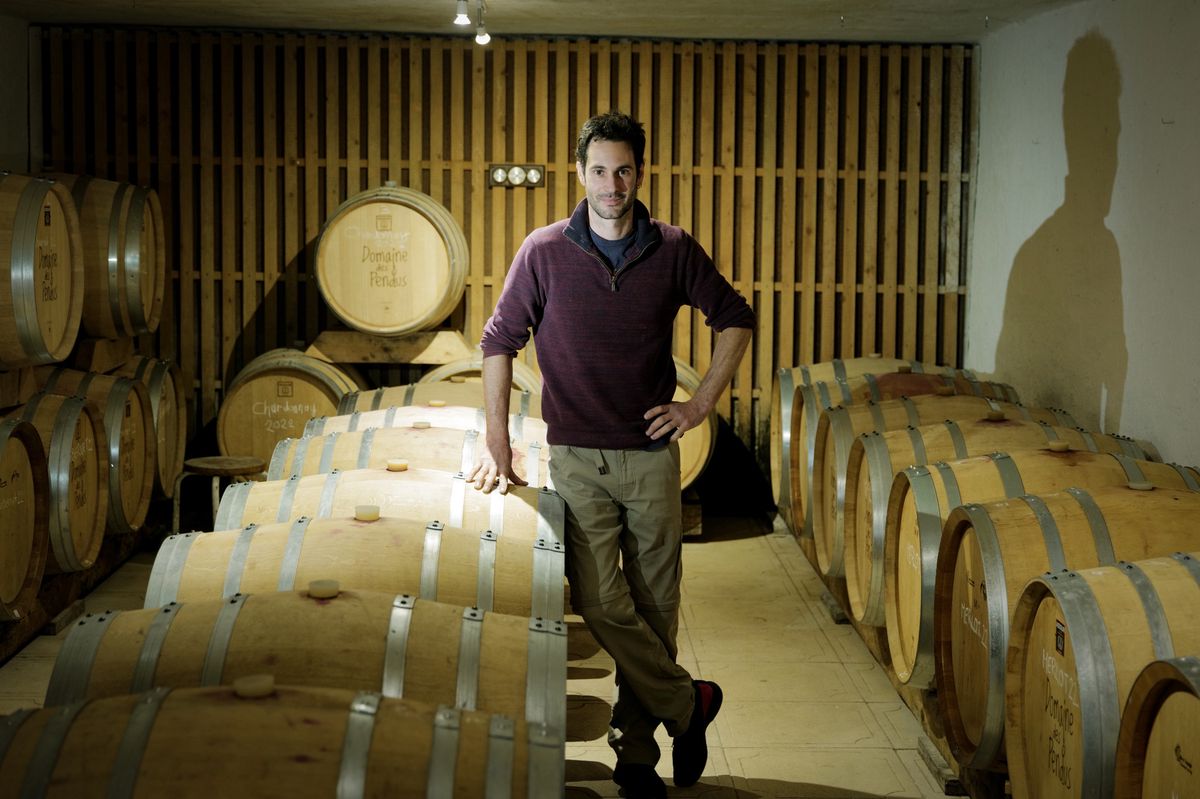 David Sossauer et son père Christian cultivent 18 cépages. Plusieurs crus reposent dans des tonneaux fabriqués en chêne genevois.