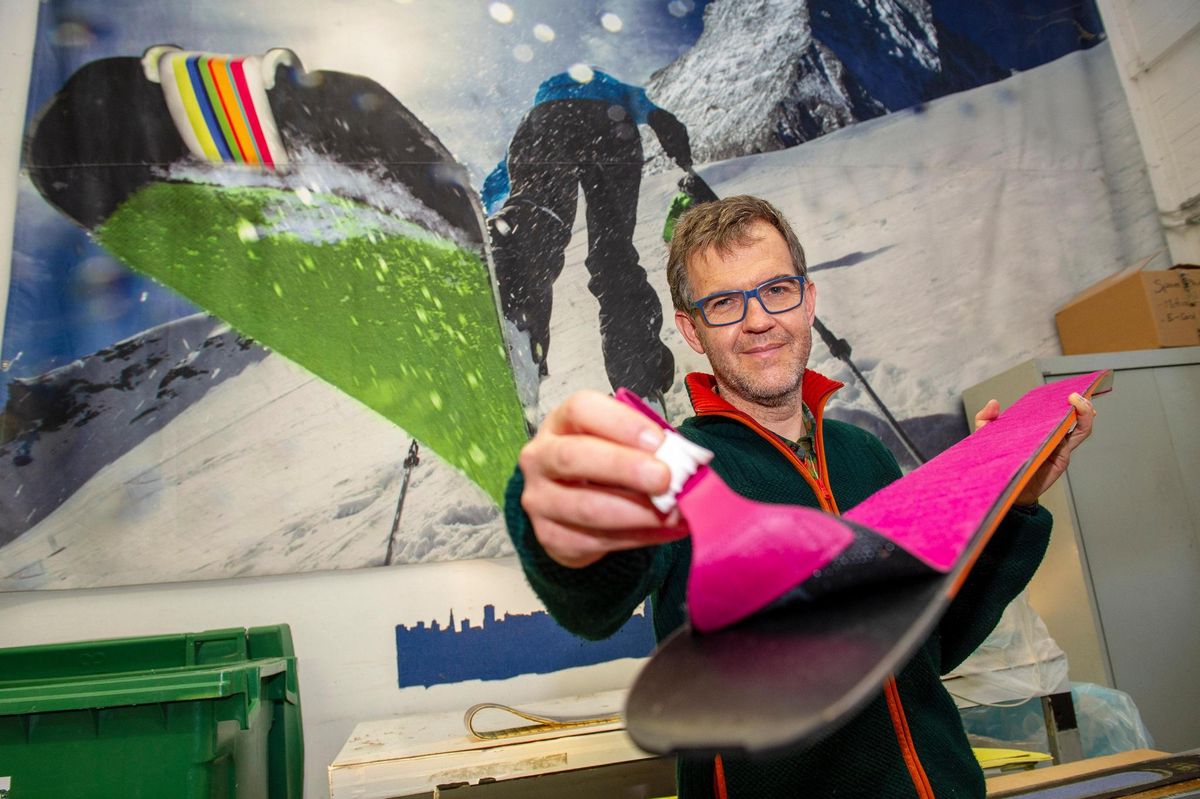 Josep Castellet, directeur de POMOCA, présente un des modèles de la marque numéro un au monde.