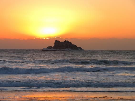 Les températures de surface dans le Pacifique tropical, qui étaient légèrement supérieures à la moyenne, se sont rapprochées de celle-ci en mai. 