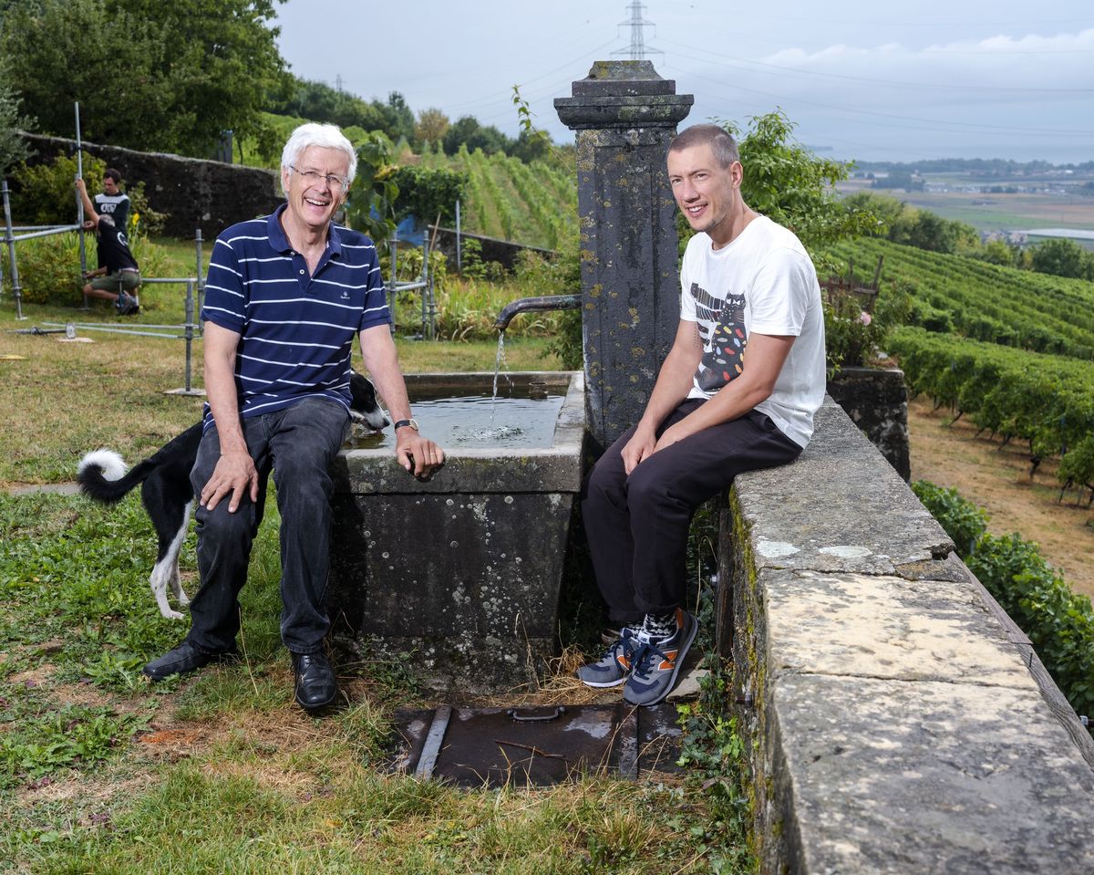 Begnins, 19.08.2022. Le festival de musique le JVAL est ancré dans le terroir viticole de la Côte. Son écrin est une maison vigneronne. On y sert les vins du Domaine de Serreaux-Dessus. Pierre Nicolas et Antoine Nicolas sur la photo. © Olivier Vogelsang   