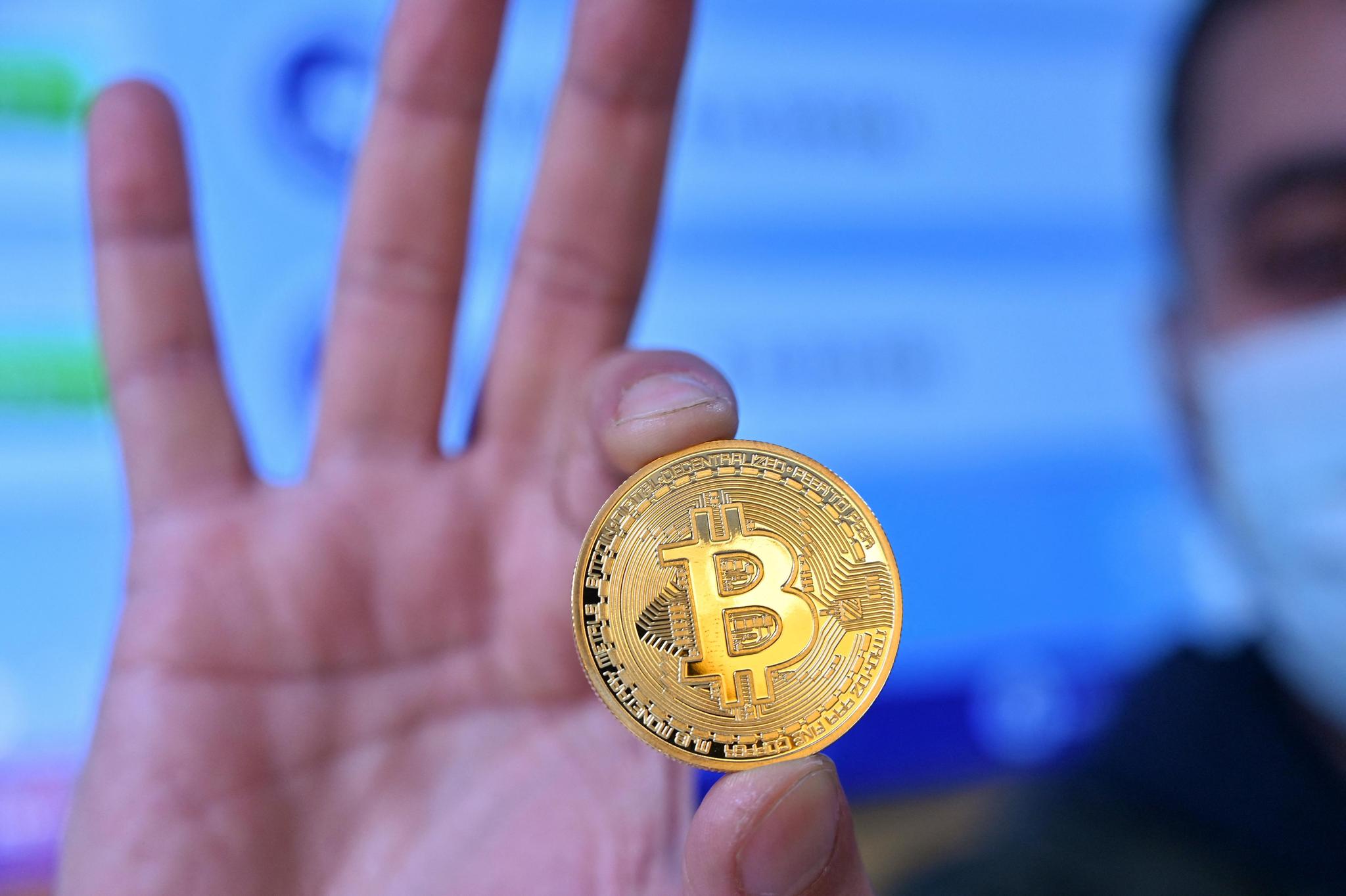 Galvanisé par des financiers, le bitcoin poursuit son ascension
